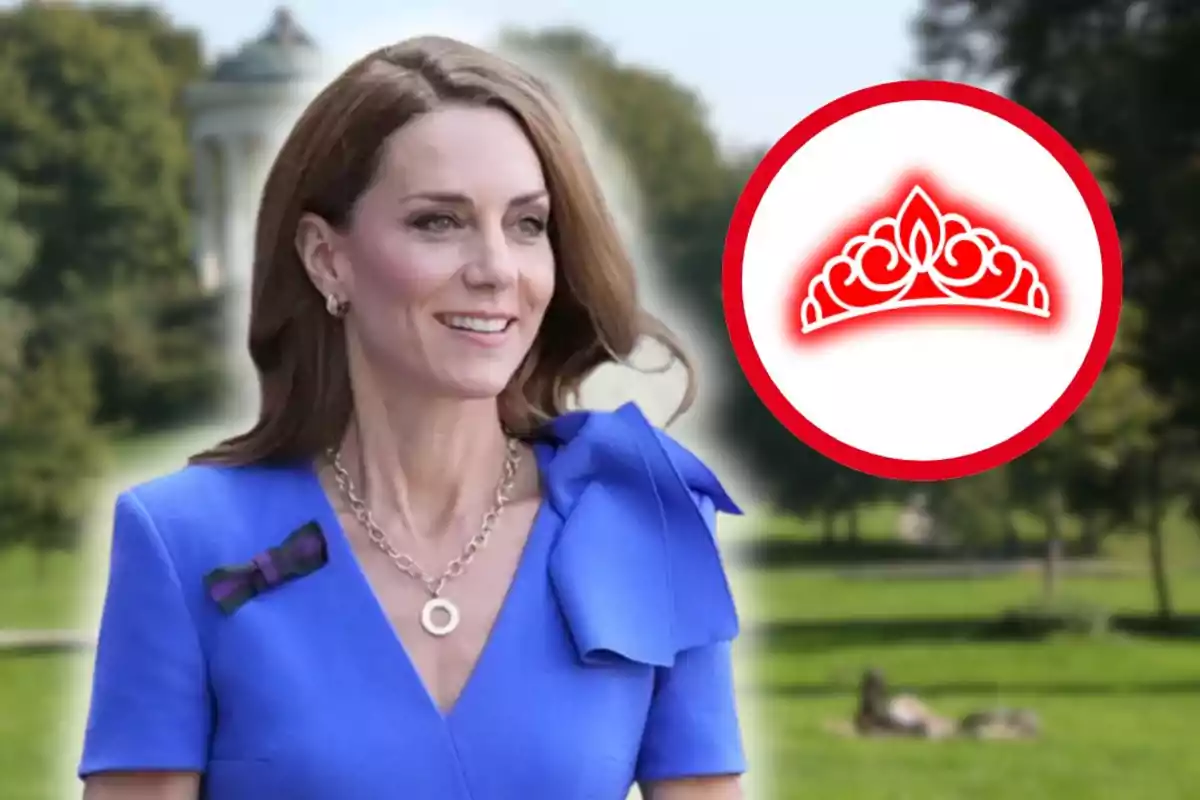 Dona amb vestit blau i collaret somriu en un parc amb una icona de corona vermella dins d’un cercle al seu costat