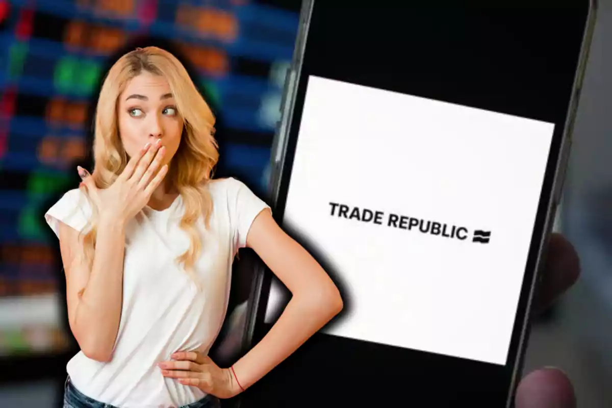Dona rossa amb expressió de sorpresa davant d’un telèfon mòbil que mostra el logotip de Trade Republic