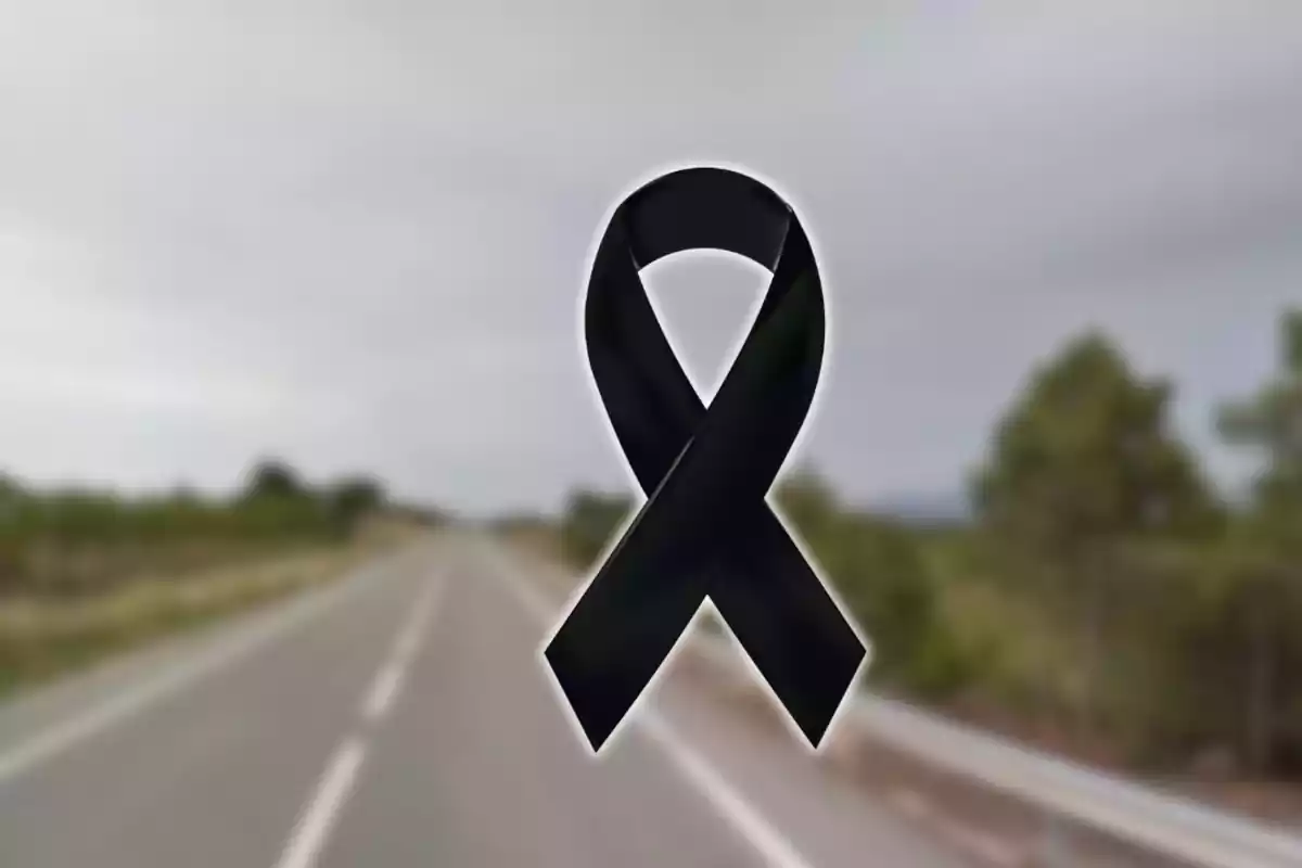 Lazo negro de luto sobre una carretera desenfocada