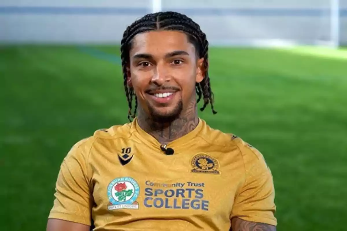 Tyrhys Dolan en una entrevista con los medios del Blackburn Rovers Tyrhys Dolan en una entrevista con los medios del Blackburn Rovers