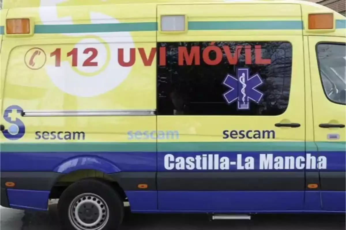 Ambulància groga i blava del servei d’emergències de Castella-la Manxa amb el text 112 UVI MÒBIL i el logotip de SESCAM Ambulància groga i blava del servei d’emergències de Castella-la Manxa amb el text 112 UVI MÒBIL i el logotip de SESCAM