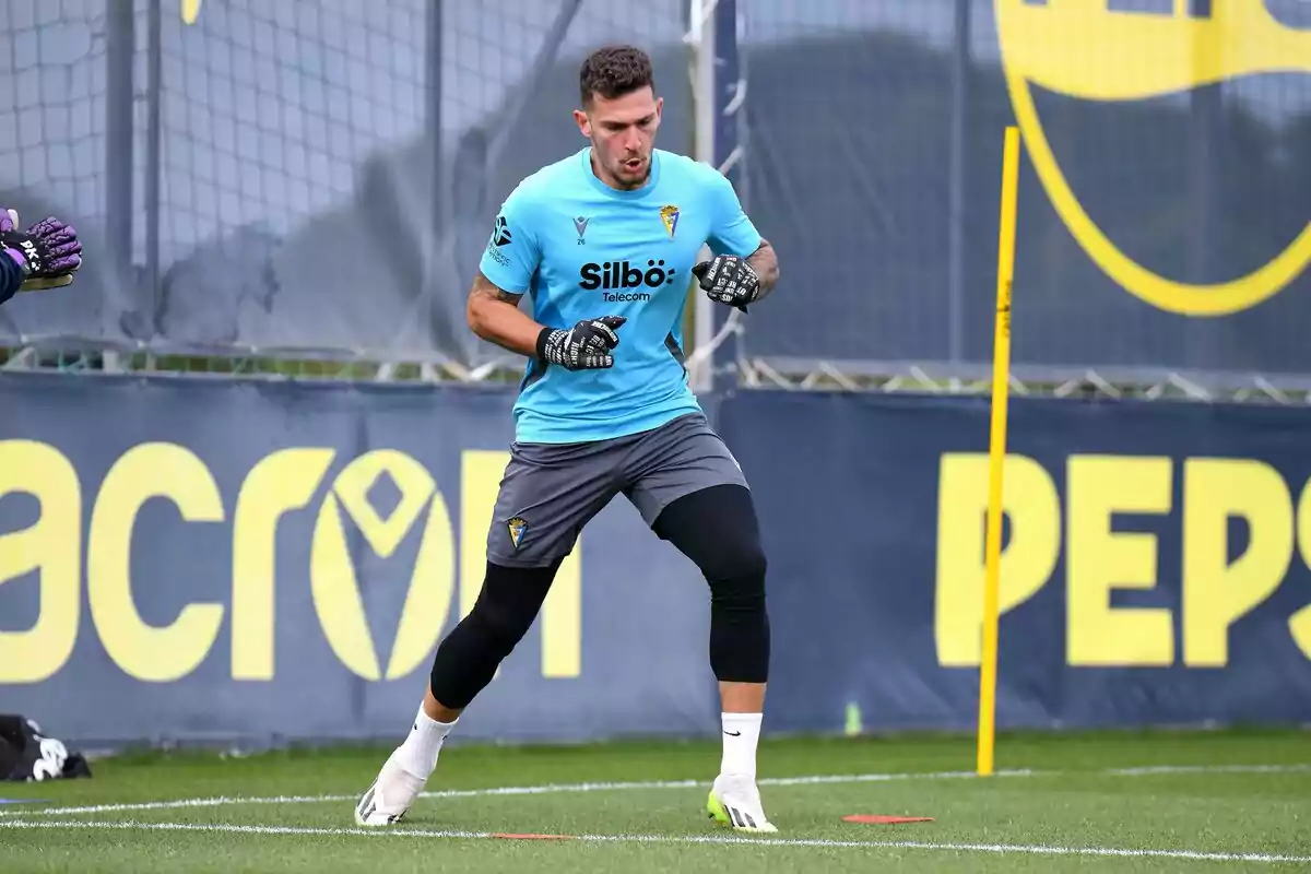 Víctor Aznar during a training session with Cádiz Víctor Aznar during a training session with Cádiz