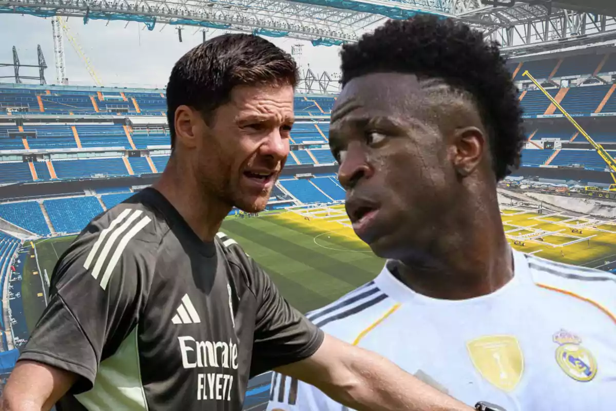 Dos futbolistas del Real Madrid aparecen en primer plano dentro del estadio Santiago Bernabéu