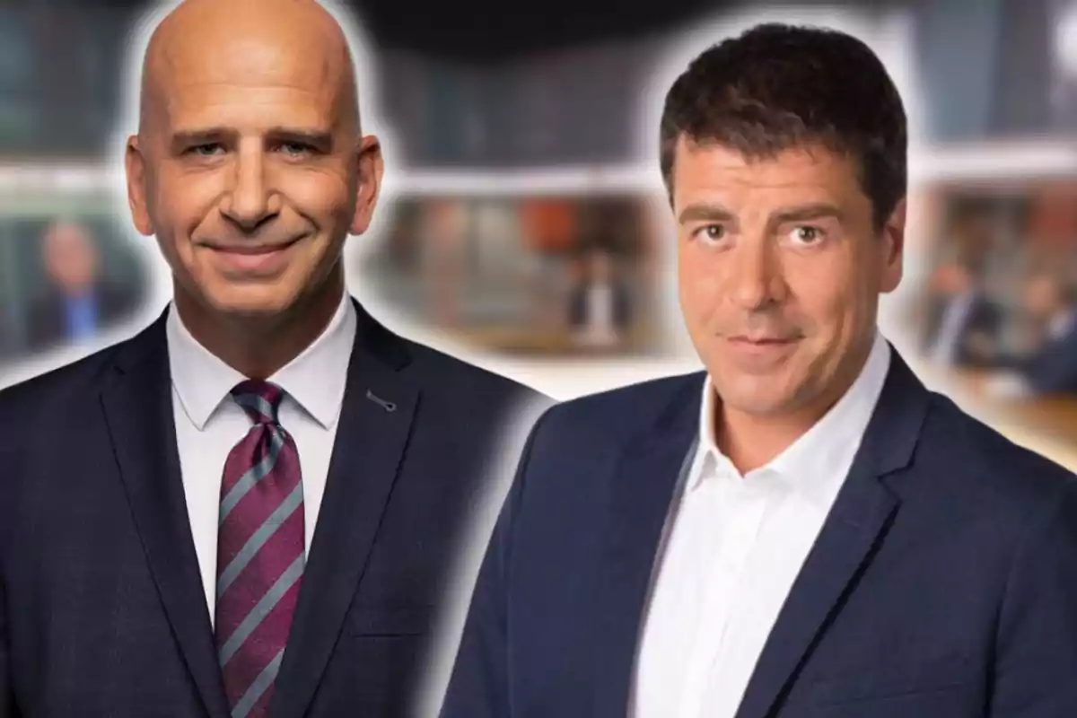 Dos homes amb vestit posen davant d’un fons desenfocat d’estudi de televisió