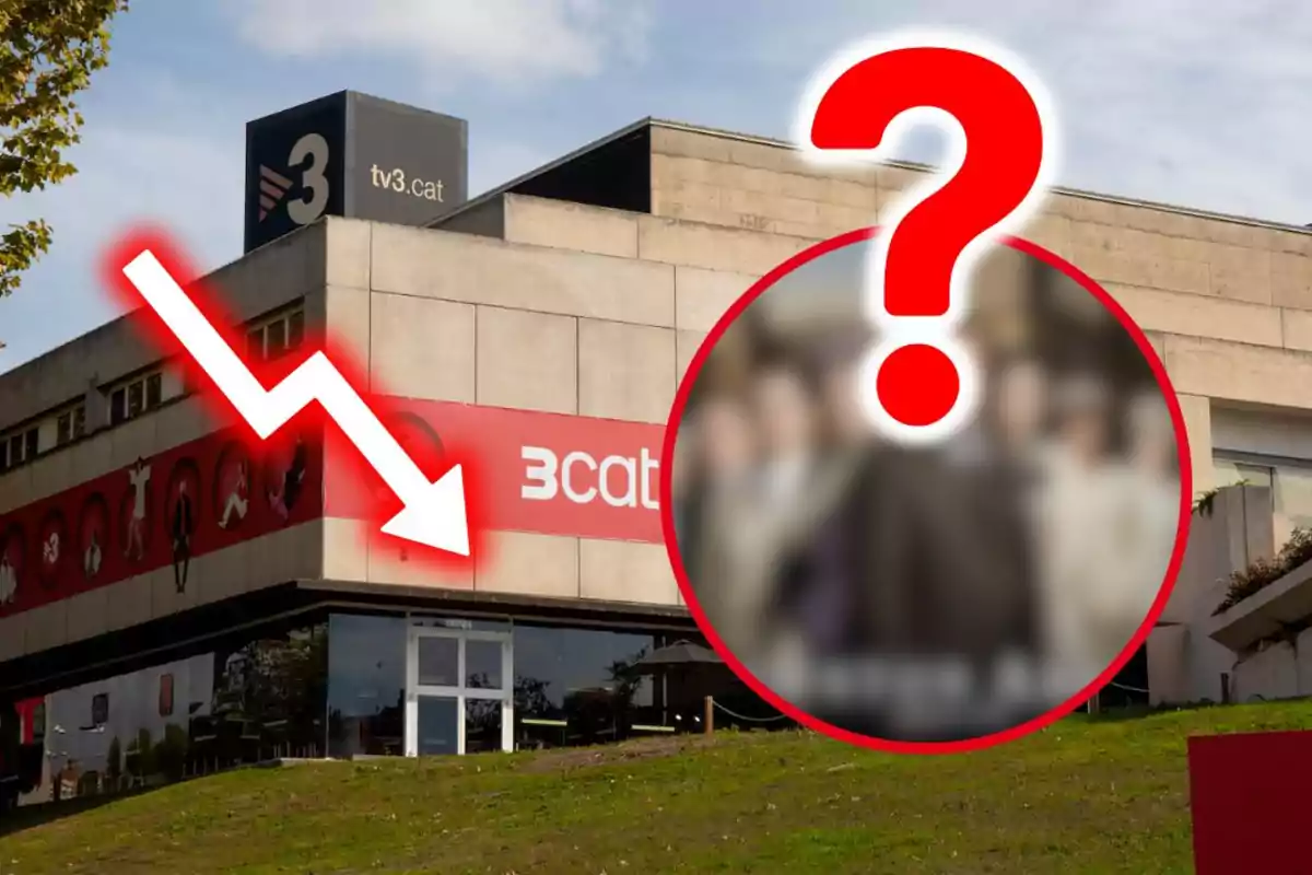 Edifici de TV3 amb una fletxa vermella cap avall i un cercle amb una imatge borrosa i un signe d’interrogació gran