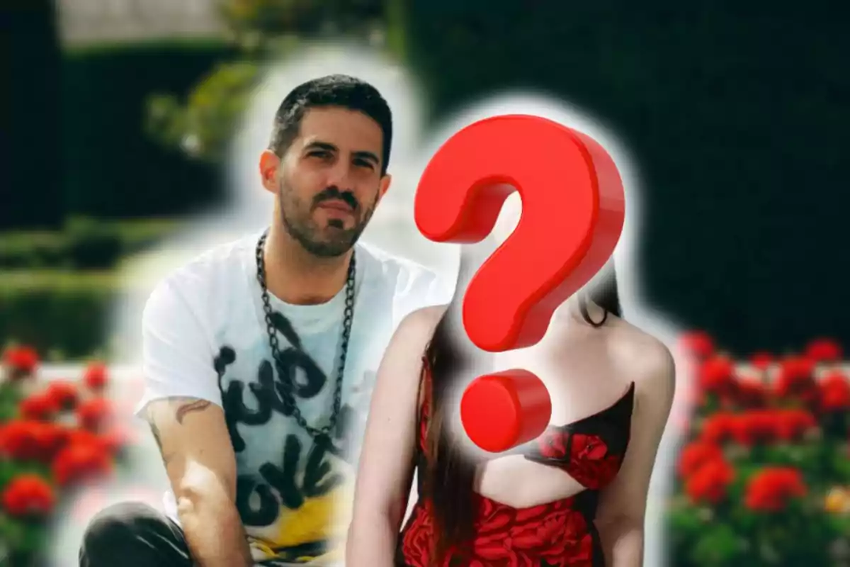 Hombre sentado junto a una mujer cuya cara está cubierta por un gran signo de interrogación rojo en un jardín con flores rojas de fondo