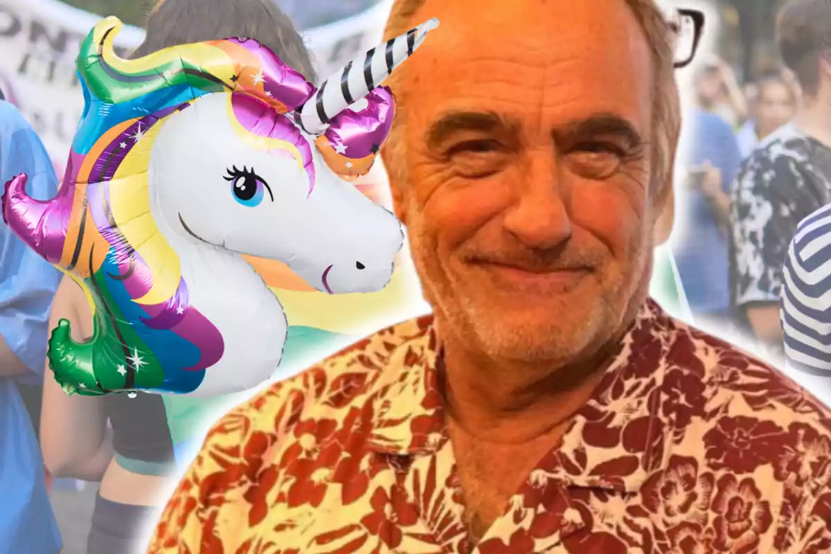 Home gran amb camisa de flors somriu mentre al seu costat hi ha un globus d’unicorn de colors en un ambient de festa o esdeveniment a l’aire lliure.