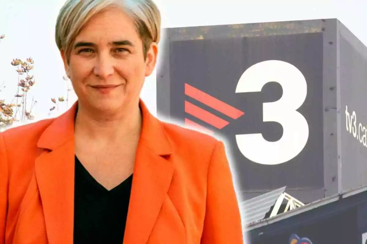 Persona amb jaqueta taronja davant d’un cartell de TV3