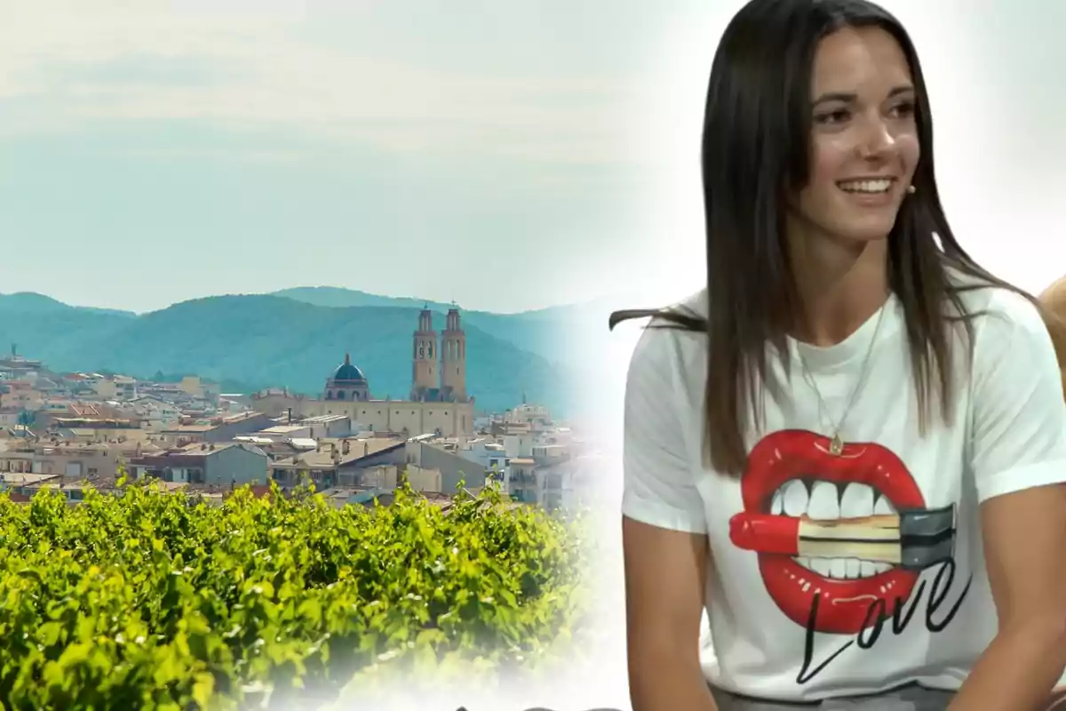 Una dona somrient amb una samarreta blanca decorada amb llavis vermells i la paraula love apareix al costat d’un paisatge de ciutat amb muntanyes i vinyes al fons.