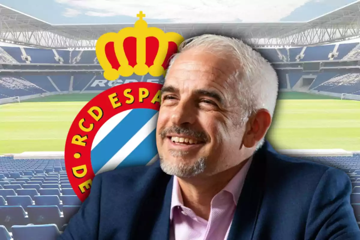Alan Pace i l’escut de l’Espanyol