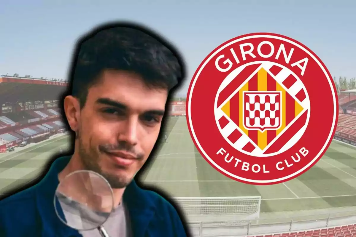 Un hombre sostiene una lupa frente a un estadio de fútbol con el escudo del Girona Futbol Club a la derecha.