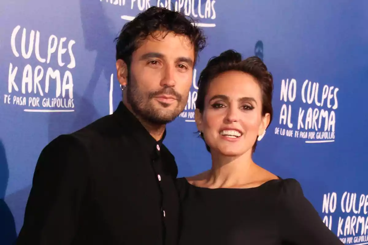 Álex García y Verónica Echegui posa sonriente frente a un fondo azul con el título de una película en letras blancas. Álex García y Verónica Echegui posa sonriente frente a un fondo azul con el título de una película en letras blancas.