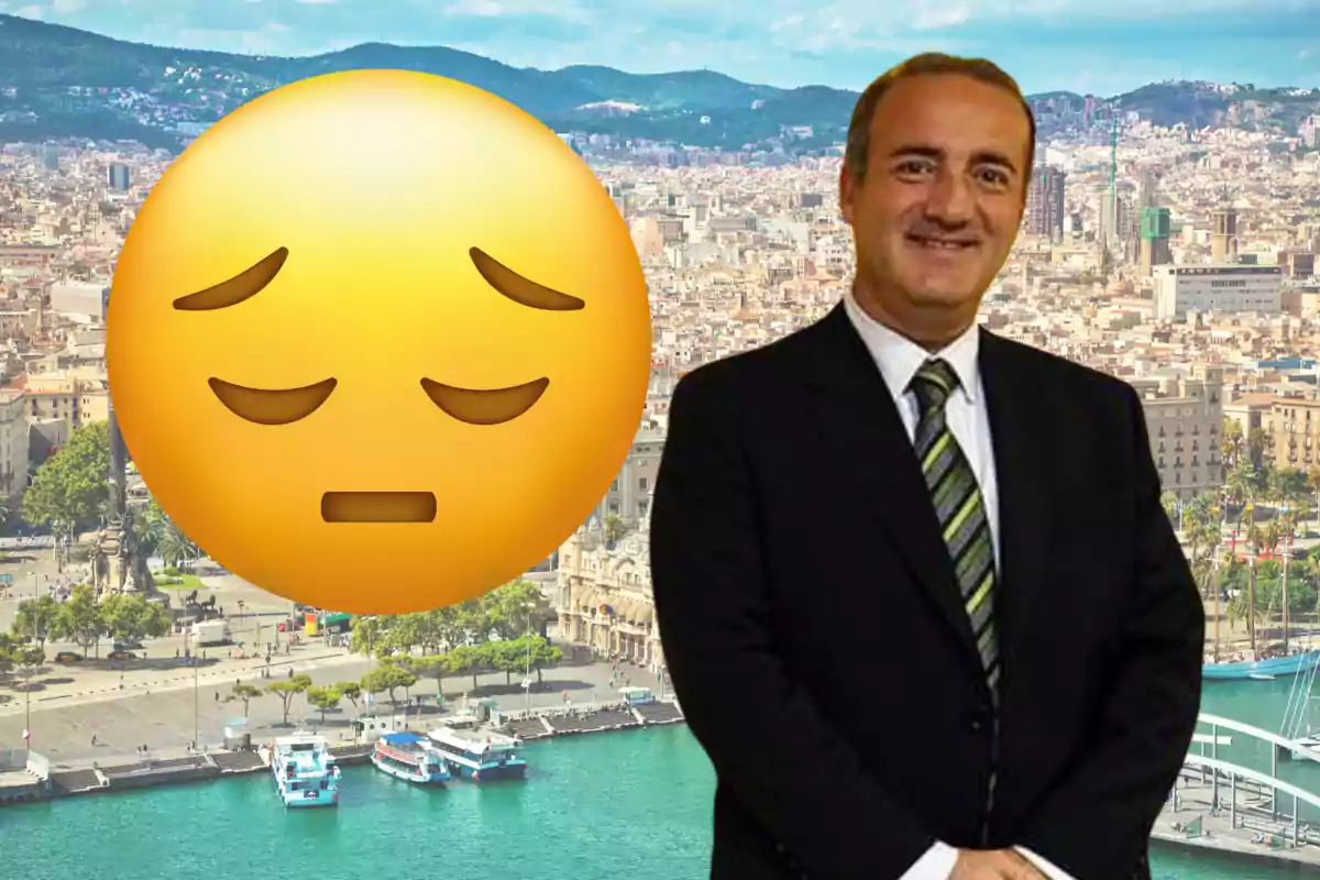 Un hombre con traje sonríe frente a un paisaje urbano con un gran emoji de cara triste a su lado.