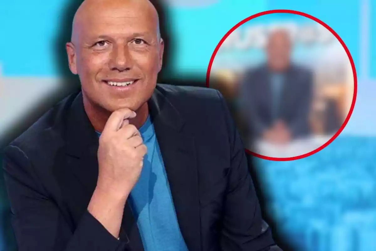Hombre calvo con chaqueta oscura y camiseta azul sonriendo frente a un fondo azul con un círculo que muestra una imagen borrosa de la misma persona