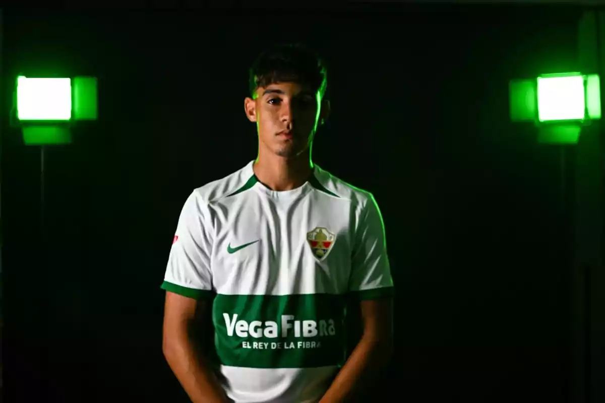 Ali Houary con la camiseta del Elche en una foto oficial Ali Houary con la camiseta del Elche en una foto oficial