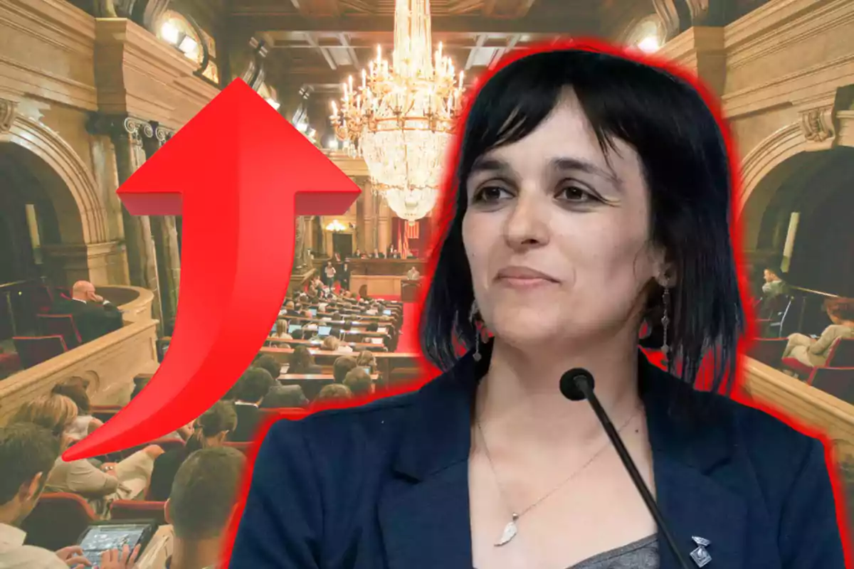Mujer hablando en un parlamento con una flecha roja apuntando hacia arriba sobre un fondo de sala llena de personas