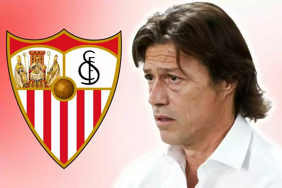 Hombre de cabello largo y camisa blanca junto al escudo del Sevilla FC sobre un fondo degradado en tonos rojos y blancos