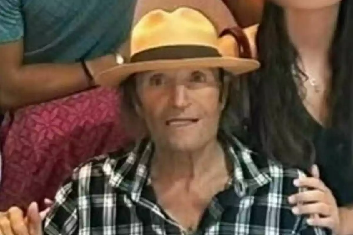 Amador Mohedano con sombrero amarillo y camisa de cuadros en una reunión familiar Amador Mohedano con sombrero amarillo y camisa de cuadros en una reunión familiar