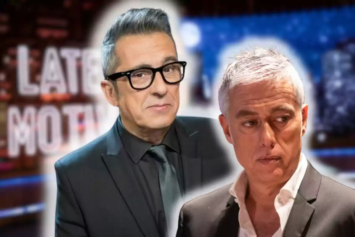 Dos hombres de cabello canoso y traje oscuro aparecen en primer plano con un fondo desenfocado de un set de televisión donde se distingue el texto Late Motiv
