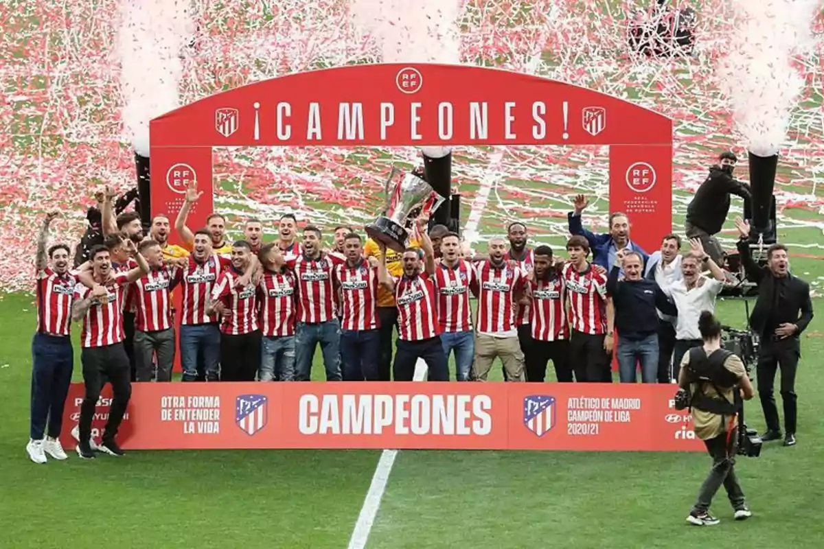 El Atleti celebrando su último título, el de LaLiga del COVID El Atleti celebrando su último título, el de LaLiga del COVID