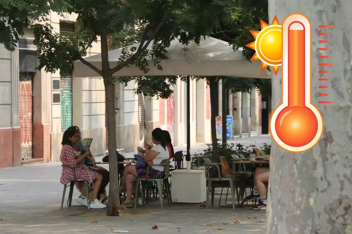 Persones assegudes en una terrassa a l’ombra dels arbres durant un dia calorós amb un dibuix de termòmetre i sol indicant altes temperatures.
