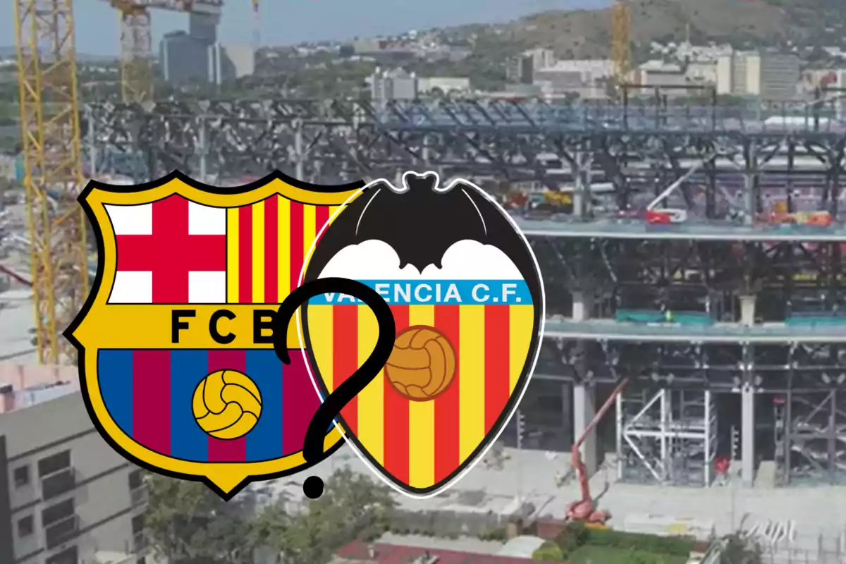 Escudos de Barça y Valencia y el estado actual del Camp Nou