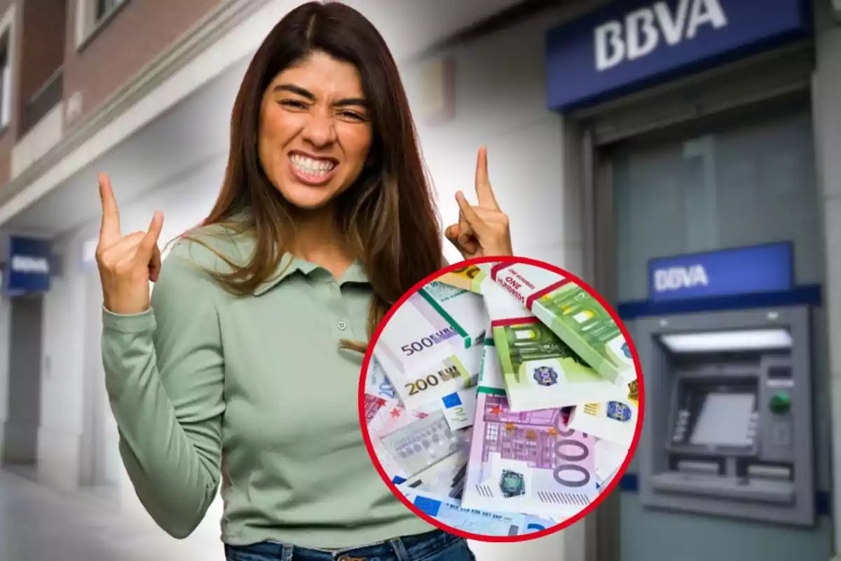 Dona somrient fent un gest de victòria davant d’un caixer automàtic de BBVA amb un cercle que mostra diversos bitllets d’euro.