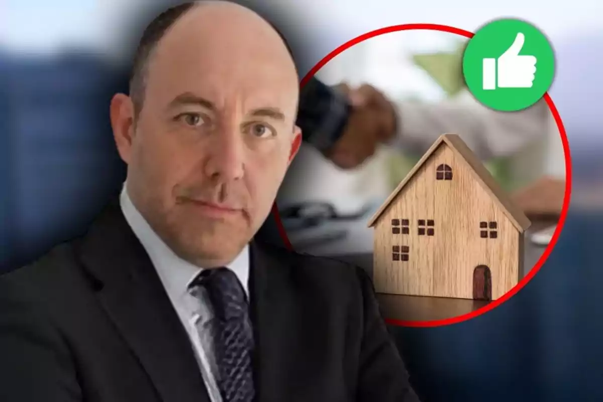 Home amb vestit al davant amb una casa de fusta i una icona de polze amunt al fons