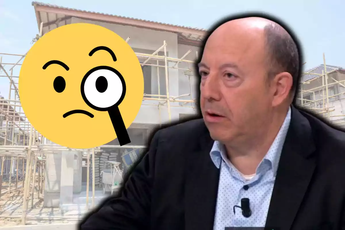 Un hombre calvo con saco oscuro y camisa clara aparece en primer plano junto a un emoji amarillo con lupa sobre un fondo de una construcción en obra.