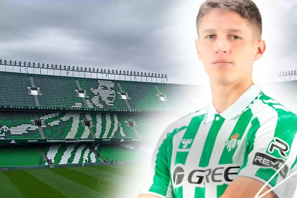 Jugador del Real Betis posando con el uniforme del equipo frente al estadio Benito Villamarín