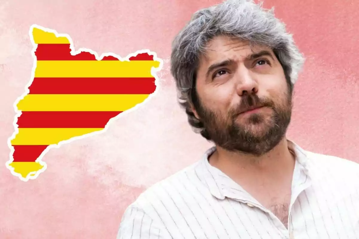 Home de cabells canosos i barba mirant cap amunt amb un fons rosat i la silueta de Catalunya amb franges vermelles i grogues al seu costat