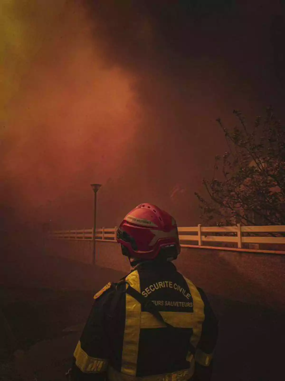 Un bombero francés trabajando en el incendio Un bombero francés trabajando en el incendio