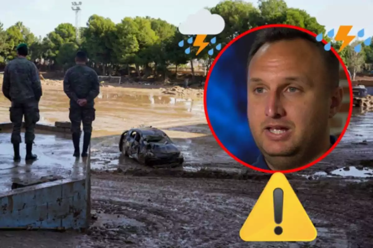 Dues persones amb uniforme militar observen una zona inundada i plena de fang amb un cotxe danyat mentre a la cantonada apareix el rostre d’un home dins d’un cercle vermell acompanyat d’icones d’advertència i de tempesta.