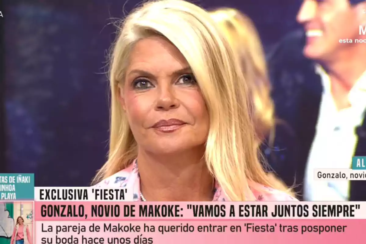 Makoke amb expressió seriosa en un programa de televisió amb titulars sobre una exclusiva de la seva parella i el seu casament ajornat Makoke amb expressió seriosa en un programa de televisió amb titulars sobre una exclusiva de la seva parella i el seu casament ajornat