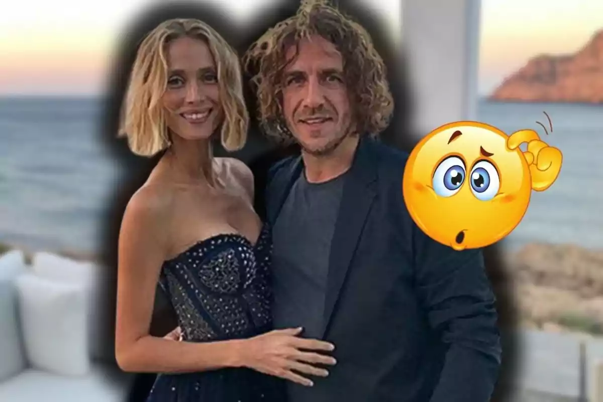 Parella posant davant del mar amb un emoji de cara pensativa al costat