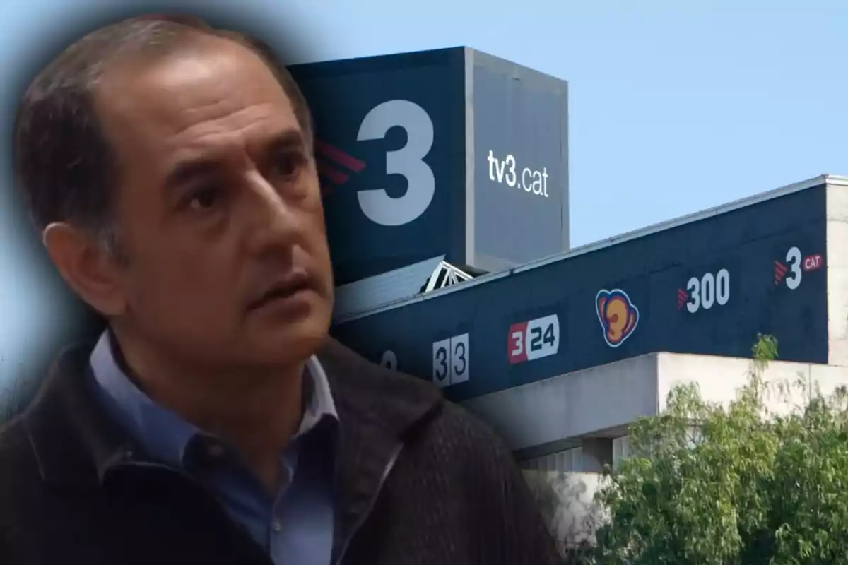 Un hombre de mediana edad con expresión seria aparece en primer plano, mientras al fondo se ve el edificio de la cadena de televisión TV3 con varios logotipos de sus canales.