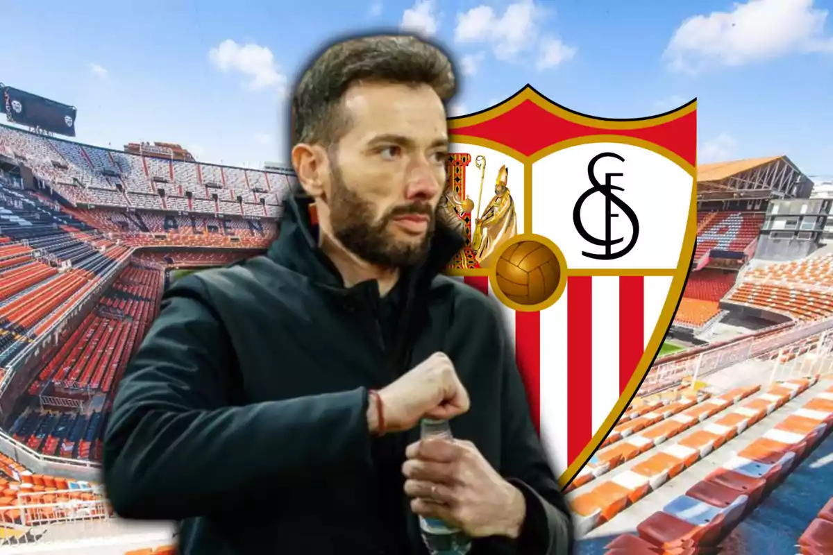 Carlos Corberán y el escudo del Sevilla