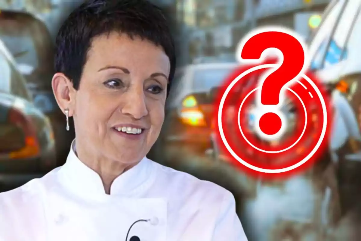 Dona de cabell curt i fosc amb jaqueta blanca de xef davant d’una imatge borrosa de cotxes i un gran signe d’interrogació vermell