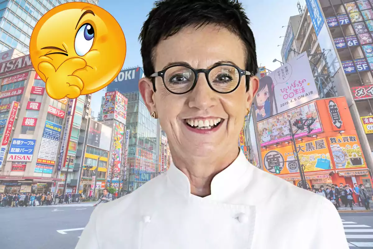 Persona con gafas y bata blanca sonríe frente a una calle llena de letreros coloridos en una ciudad asiática, junto a un emoji pensativo.