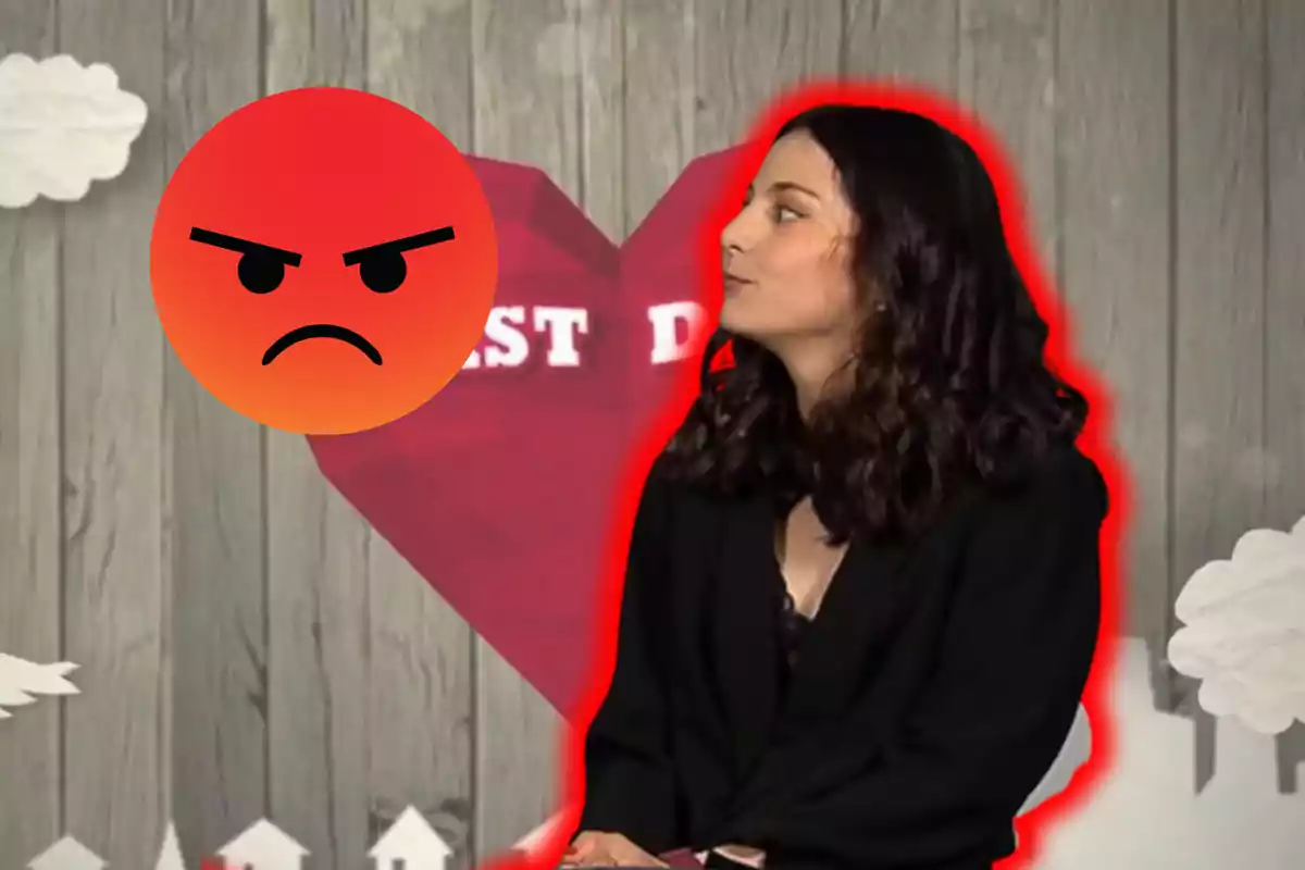 Dona de cabells foscos amb un contorn vermell mirant cap a un emoji de cara enfadada sobre un fons de cor trencat i fusta