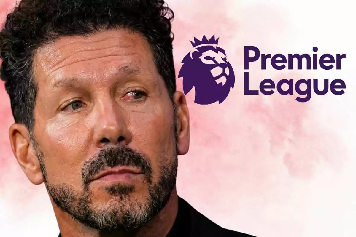 Hombre de cabello rizado y barba mirando hacia un lado con el logo de la Premier League al fondo sobre un fondo rosado difuminado
