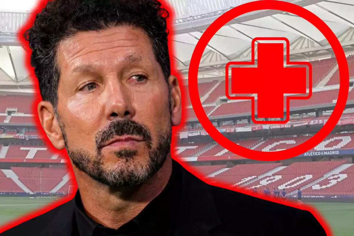 Un hombre de cabello rizado y barba con expresión seria aparece en primer plano, al fondo se observa un estadio de fútbol con gradas rojas y una cruz roja dentro de un círculo resaltada sobre la imagen.