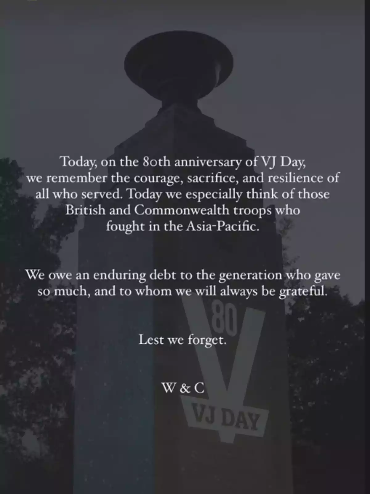 Monument commemoratiu amb un missatge recordant el 80è aniversari del VJ Day, juntament amb unes paraules del príncep Guillem i la Kate Middleton. Monument commemoratiu amb un missatge recordant el 80è aniversari del VJ Day, juntament amb unes paraules del príncep Guillem i la Kate Middleton.