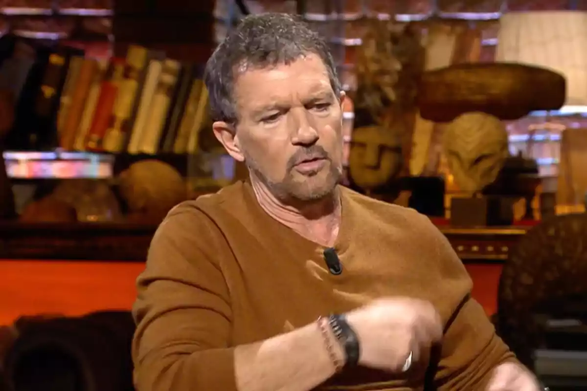 Antonio Banderas, vestit amb jersei marró, assegut en un ambient amb llibres i objectes decoratius al fons. Captura de 'Cuarto Milenio' Antonio Banderas, vestit amb jersei marró, assegut en un ambient amb llibres i objectes decoratius al fons. Captura de 'Cuarto Milenio'