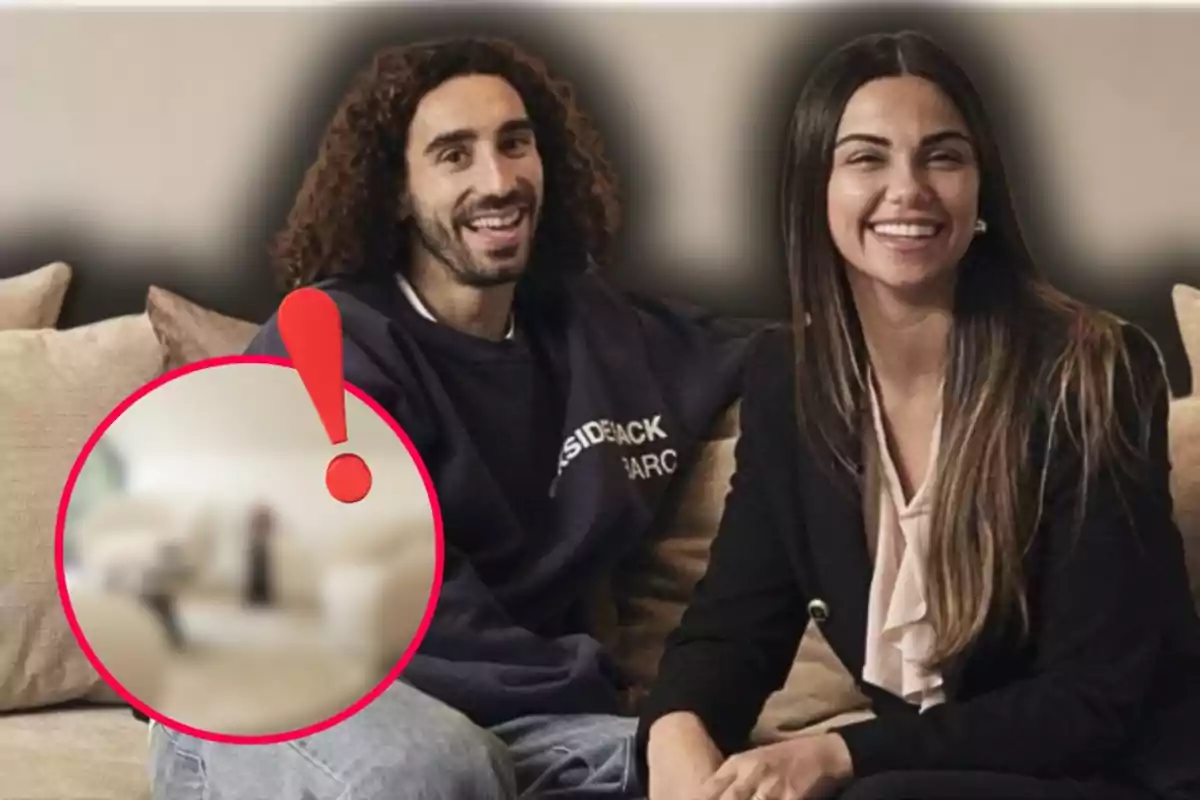 Pareja sentada en un sofá sonriendo con un círculo borroso y un signo de exclamación rojo en primer plano
