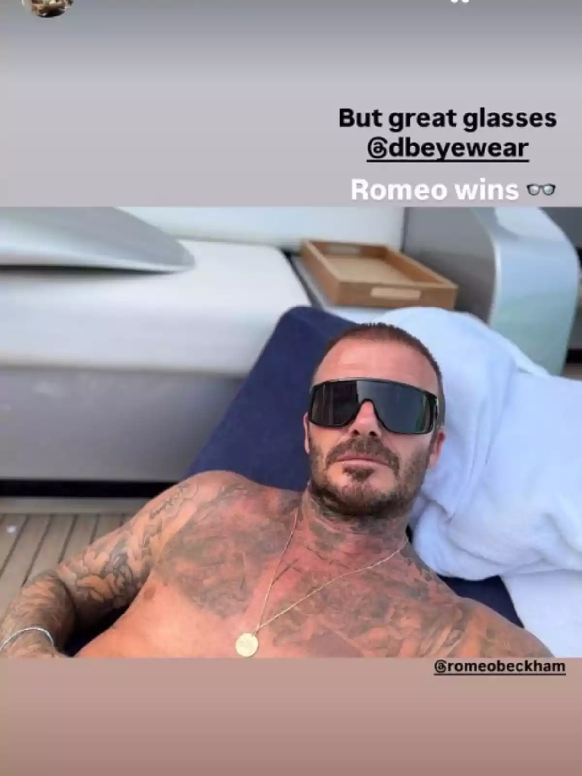 David Beckham, tatuat i estirat en una gandula a l’aire lliure amb ulleres de sol i collaret daurat David Beckham, tatuat i estirat en una gandula a l’aire lliure amb ulleres de sol i collaret daurat