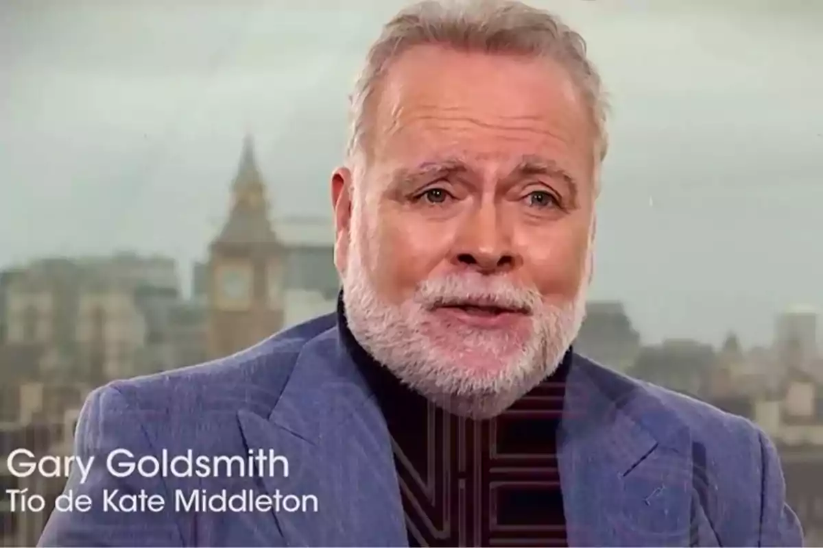 Gary Goldsmith amb jaqueta blau clar i fons de la ciutat de Londres amb el Big Ben desenfocat Gary Goldsmith amb jaqueta blau clar i fons de la ciutat de Londres amb el Big Ben desenfocat