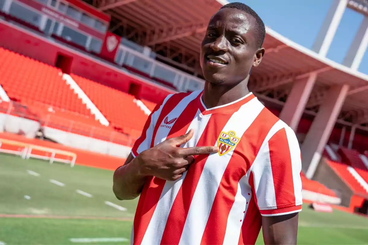 Dion Lopy quan va fitxar per la UD Almería Dion Lopy quan va fitxar per la UD Almería