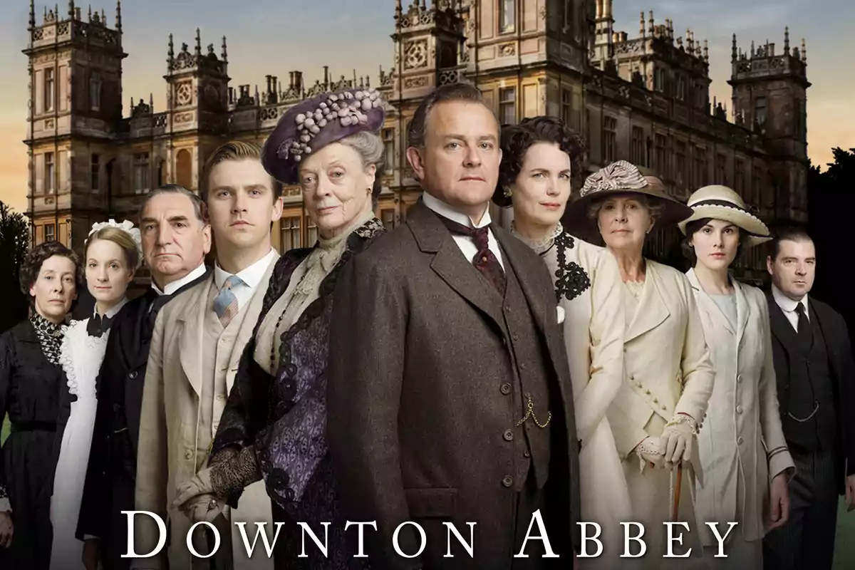 Elenco principal de la serie Downton Abbey posando frente a una gran mansión de estilo inglés Elenco principal de la serie Downton Abbey posando frente a una gran mansión de estilo inglés