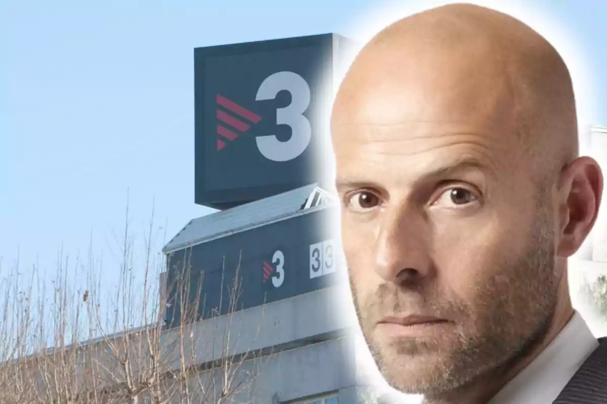 Un home calb amb barba retallada en primer pla i al fons l’edifici d’una cadena de televisió amb el logotip d’un número tres.